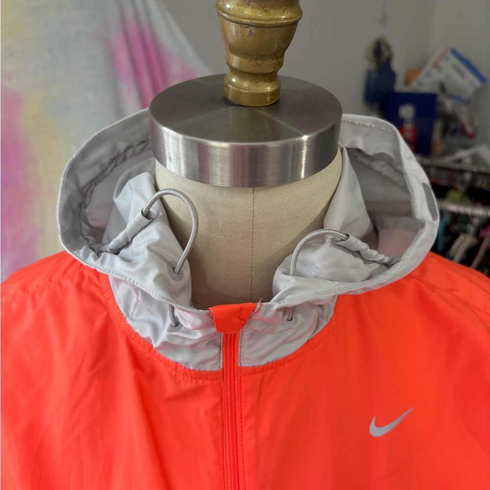Nike Women's Vibrant Orange Lightweight Athletic Windbreaker Jacket size M - Picture 5 of 10